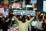 DEMONSTRATION. Store demonstrationer mod Berlusconis udlændingelovgivning i Italien. 