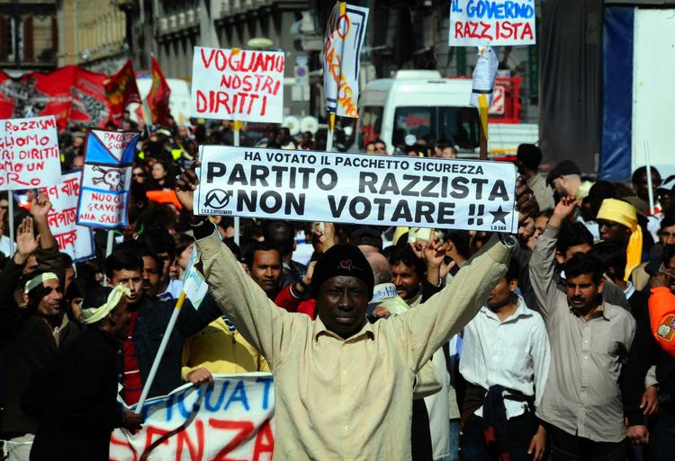 DEMONSTRATION. Store demonstrationer mod Berlusconis udlændingelovgivning i Italien. 