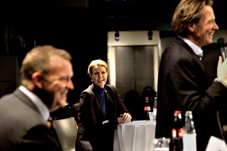 Statsminister Lars Løkke Rasmussen (V) og den socialdemokratiske formand, Helle Thorning-Schmidt mødtes i deres første debat som statsministerkandidater på Politiken med redaktionschef Peter Mogensen som ordstyrer. 