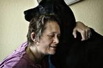 Mette Voss er førtidspensionist og enlig mor til bo børn. Hun er en af de stadigt flere danskere, der sidder fast i fattigdom. Her hun med sin hund Laban. Arkivfoto 