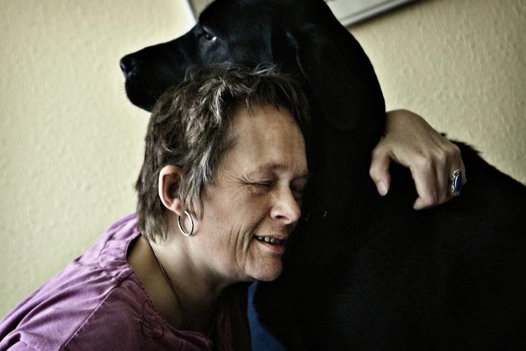 Mette Voss er førtidspensionist og enlig mor til bo børn. Hun er en af de stadigt flere danskere, der sidder fast i fattigdom. Her hun med sin hund Laban. Arkivfoto 