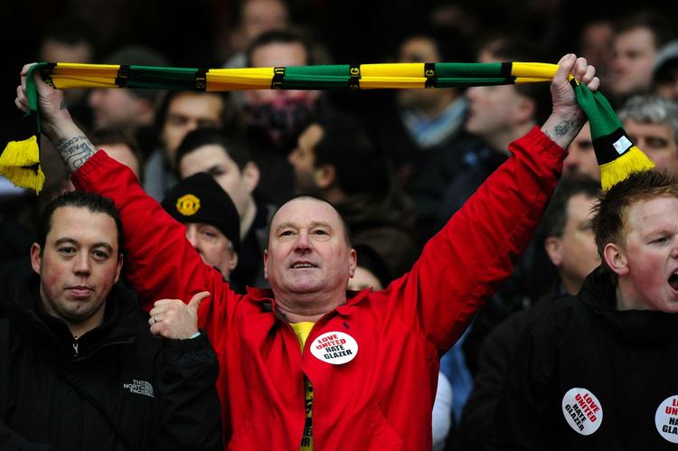 newton. Et stigende antal Manchester United-tilhængere protesterer mod de amerikanske Glazer-ejere ved at bære rødt og grønt, som var den oprindelige klub, Newton Heaths, farver. Arkivfoto. 