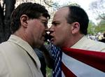 Modstandere. Homoseksuelles kamp for at få lov til at gifte sig har skabt en ophidset debat  i USA. Her ser en modstander (tv.) og en tilhænger hinanden an ved en demonstration sidste år i Albany. 