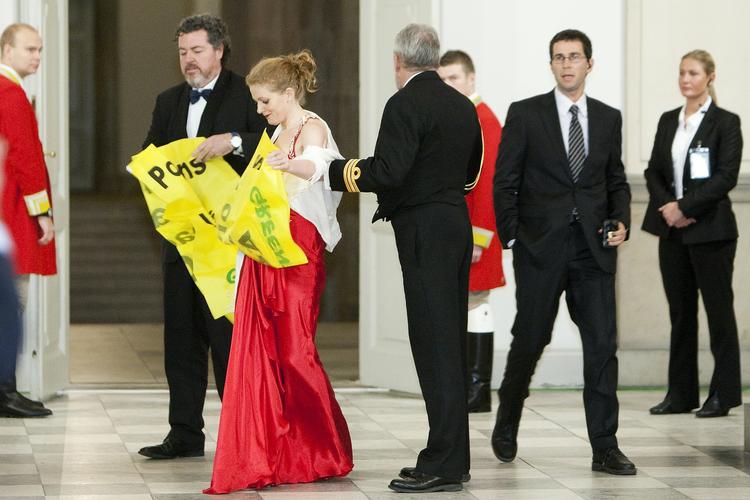 Snydt. Chefen for Greenpeace Spanien Juan Lopez de Uralde, og den norske kvinde Nora Christiansen tog fusen på dansk politi og snød sig ind til gallamiddagen 17. december udklædt som middagsgæster. 