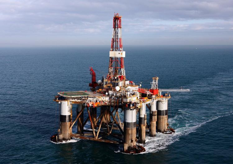 Oliesøger. Det er boreplatformen 'Ocean Guardian', der skal lede efter olie ved Falklandsøerne. (Arkivfoto) 