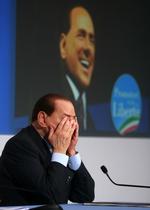 ØV. Den italienske premierminister, Silvio Berlusconi, har grund til at græmme sig. Men for en gangs skyld er det ikke hans egen skyld. 