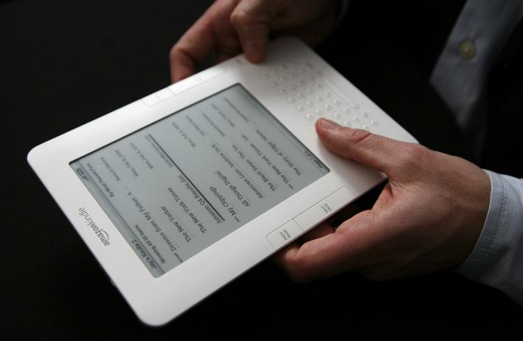 Digitalt. Det er en fiks sag magen til denne e-boglæser Kindle, der skal udgøre en del af fremtidens digitale bogmarked. Danske boghandlere har distributionsideer i støbeskeen. 