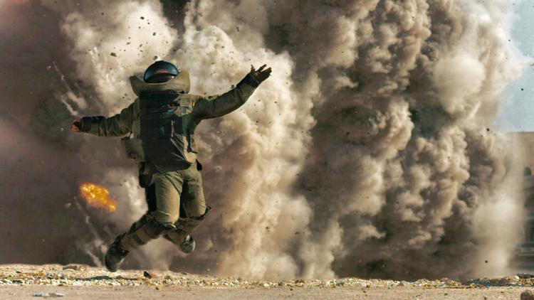 Fiktion? Skuespiller Jeremy Renner spiller bombeeksperten Will James i 'The Hurt Locker' og springer her for livet i filmen. Men er figuren Will James fiktion eller virkelighed? 