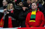 protest. Mange Manchester United-tilhængere møder frem til kamp med tørklæder i grønt og gult, som var de farver, den oprindelige klub bag Manchester United, Newton Heath, stillede op med. Arkivfoto. 