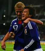 2-0. Landstræner Morten Olsen skal holde øje med Japans Honda (til venstre). 