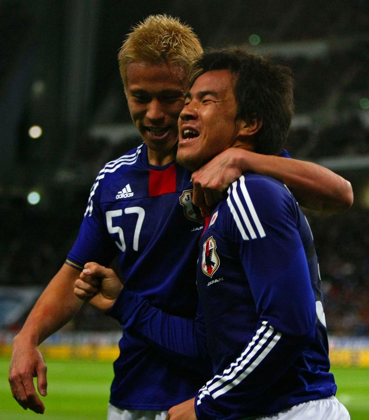 2-0. Landstræner Morten Olsen skal holde øje med Japans Honda (til venstre). 