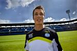 revner. Esbjerg-spiller Jesper Jørgensen foran det funklende nyrenoverede stadion 'Blue Water Arena' i Esbjerg. Nu er betonen begyndt at revne og et stort stykke er faldet fra en af de bærende søjler. Arkivfoto. 