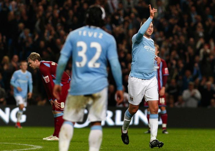 skallesmækker. Michael Johnson (th) jubler, efter han har scoret mod Scunthorpe i en Carling Cup kamp. Arkivfoto. 