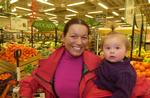 Frem med de sunde varer og længere væk med de usunde. For kunder som Martine og datteren Nikoline er det blevet lettere at vælge sundt. Arkiv 