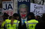 Støtte. Gert Wilders deler hollænderne. Billedet er fra en støttedemontration i januar. På plakaten til venstre står 'Frihed ja, islamisering nej', på den til højre står 'Geert er stor'. 