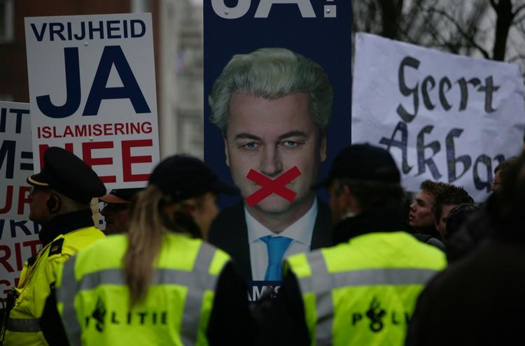 Støtte. Gert Wilders deler hollænderne. Billedet er fra en støttedemontration i januar. På plakaten til venstre står 'Frihed ja, islamisering nej', på den til højre står 'Geert er stor'. 