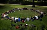 Slid. »Ungdommens skæbne er allerede beseglet før første arbejdsdag: Arbejd, arbejd, arbejd...«. Her ses nystartede studerende i Statskundskab fra Københavns Universitet i Kongens Have. 