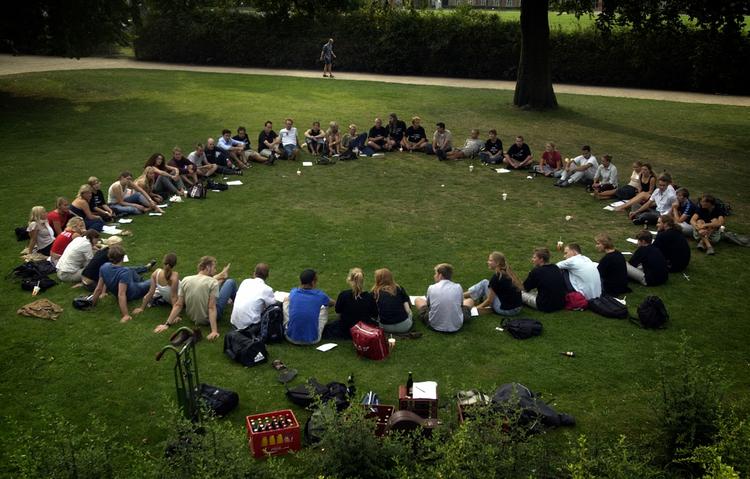 Slid. »Ungdommens skæbne er allerede beseglet før første arbejdsdag: Arbejd, arbejd, arbejd...«. Her ses nystartede studerende i Statskundskab fra Københavns Universitet i Kongens Have. 
