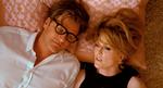 Levende død.  Colin Firth som den sorgfulde collegeprofessor, der svæver tyst og elegant mellem liv og død, drøm og virkelighed i Tom Fords blændende smukke debutfilm. Her sammen med veninden Charley (Julianne Moore). Foto: SF Film 
