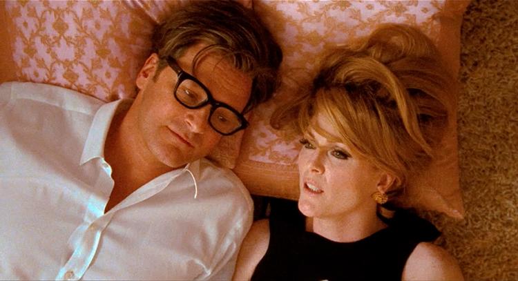 Levende død.  Colin Firth som den sorgfulde collegeprofessor, der svæver tyst og elegant mellem liv og død, drøm og virkelighed i Tom Fords blændende smukke debutfilm. Her sammen med veninden Charley (Julianne Moore). Foto: SF Film 