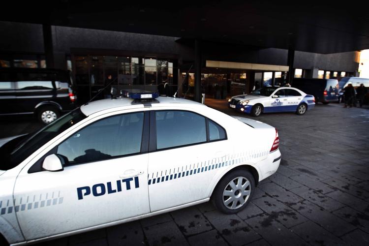 Den 58-årige rumæner, som er mistænkt for drabet på en norsk stewardesse på et SAS-hotel i København sidder stadig tilbageholdt i Sverige. 