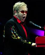 'Cunt'. På Elton Johns badeværelse er nu et værk, hvor musikeren på værkets bagside kaldes en 'fisse'. 