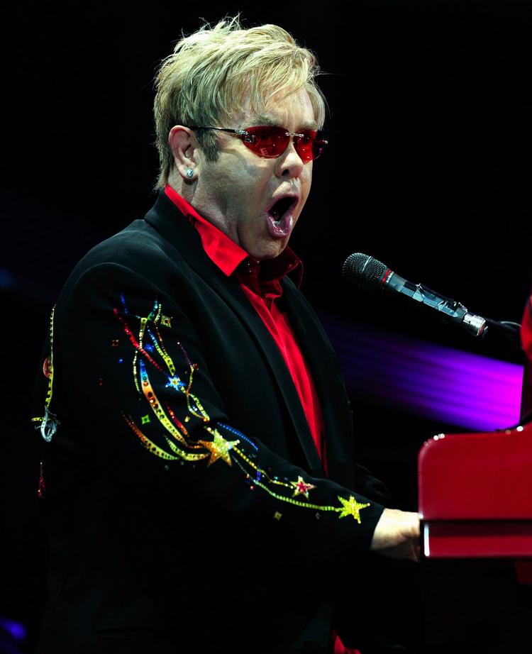 'Cunt'. På Elton Johns badeværelse er nu et værk, hvor musikeren på værkets bagside kaldes en 'fisse'. 