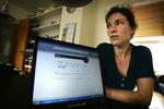 Signe Kaspersen har fravalgt internet explorer og bruger i stedet Firefox på sin computer. Arkiv 