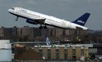 Jobrotation. Der ville næppe være nogen, der opdagede det lille jobtrick, hvis drengens stemme havde været gået i overgang. Men det havde den ikke. Jet Blue-fly letter fra JFK i New York. 