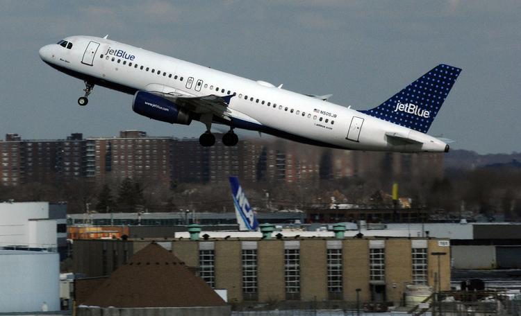 Jobrotation. Der ville næppe være nogen, der opdagede det lille jobtrick, hvis drengens stemme havde været gået i overgang. Men det havde den ikke. Jet Blue-fly letter fra JFK i New York. 