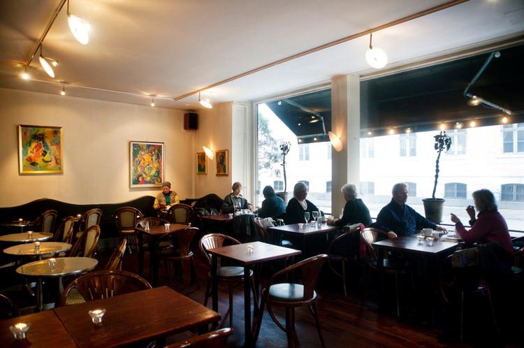 Den tyste atmosfære på Café Oscar i Bredgade sønderrives ikke af hvæsende espressodrager, som på så mange andre cafeer. 