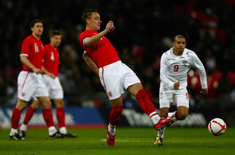 opbakning. Kun få tilskuere udtrykte utilfredshed med John Terry i kampen mod Egypten, som kom foran 1-0 på en scoring af Mohammed Zidan (th.). 