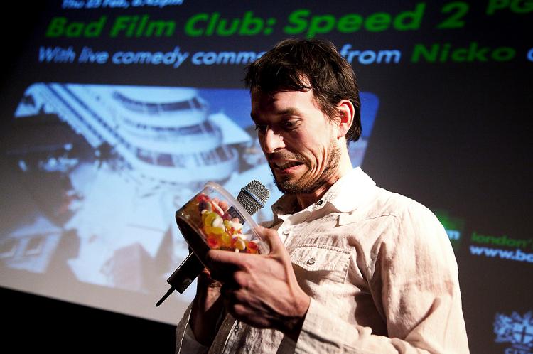 Hånebio. Slik bruges mest som kasteskyts mod lærredet i The Bad Film Club, hvor komikeren Joe Talmadge håner dårlige film, mens de vises. 