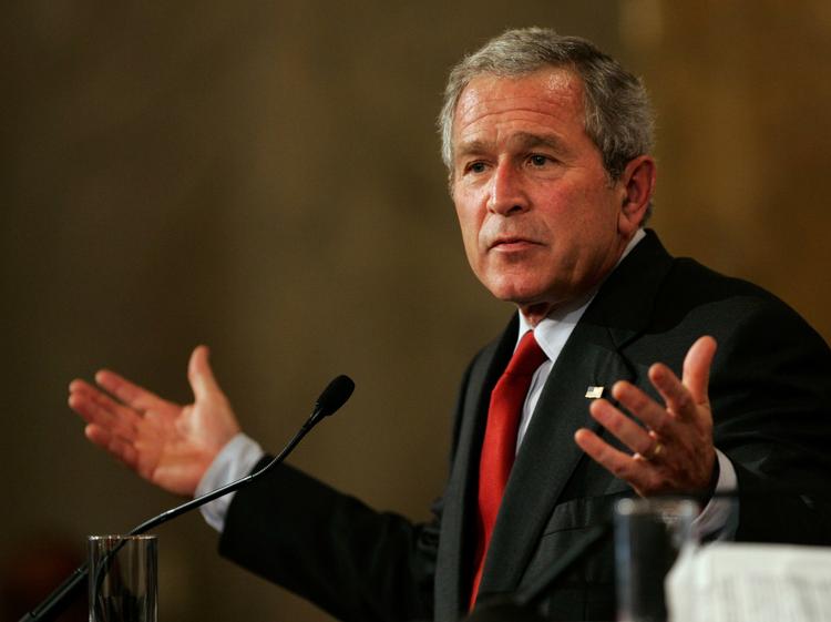 Uskyldig. Bush løj ikke for befolkningen om Iraks masseødelæggelsesvåben. Han vidste bare ikke bedre. Det skriver Karl Rove i sin nye biografi, der afslører flere fejltagelser i Bushadministrationen, men stadig er indfarvet i republikansk hjerteblod. 