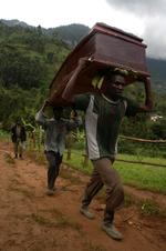 Jordskred. Dansk Røde Kors-chef er til stede i sydsøstlige Uganda, hvor mellem 300 og 1.000 mennesker er omkommet i jordskred. 