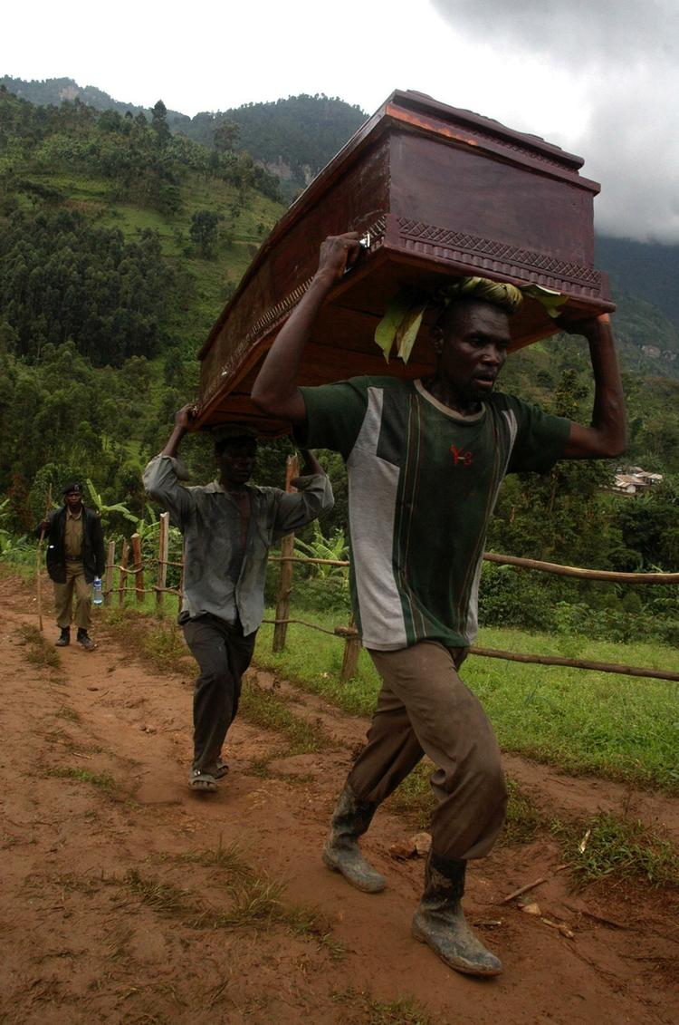 Jordskred. Dansk Røde Kors-chef er til stede i sydsøstlige Uganda, hvor mellem 300 og 1.000 mennesker er omkommet i jordskred. 