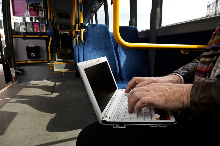 Få gode fif til hvordan batteriet bliver brugt bedst på din bærbare pc. Her er det en netbook - en en lille billig, bærbar computer. 