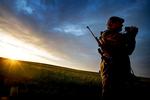 Jægere oplever ofte den tidlige morgensol, og den er med til at sikre dem en sund døgnrytme - og formentlig god søvn, viser ny forskning. Arkiv 