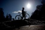 Op ad bakke. Cyklingen skal nok gå for Nina Kriegbaum, der har masser af løb på samvittig-heden. Langt værre er det med de 3,8 km i våddragt i åbent hav. 