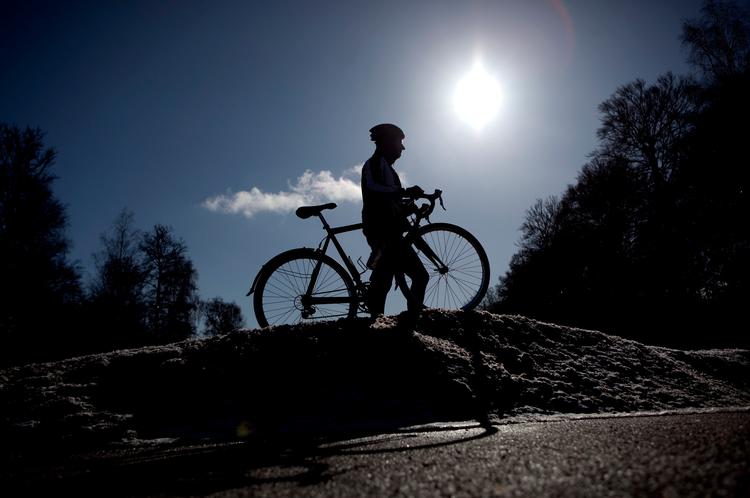 Op ad bakke. Cyklingen skal nok gå for Nina Kriegbaum, der har masser af løb på samvittig-heden. Langt værre er det med de 3,8 km i våddragt i åbent hav. 