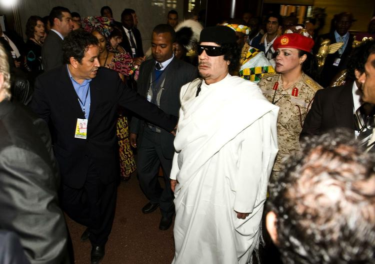 Gaddafi. Den tidligere leder af den Afrikanske Union ankommer her til et FN-møde i Addis Adeba i Etiopien med sit følge af kvindelige, militærklædte bodygourds. 