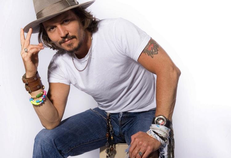 Instruktøren Tim Burton kan ikke få nok af Johnny Depp, som han har brugt i hovedrollen i 'Alice i Eventyrland', 'Sweeney Todd', 'Corpse Bride', 'Charlie og chokoladefabrikken', 'Sleepy Hollow', 'Ed Wood' og 'Edward Saksehånd'. 