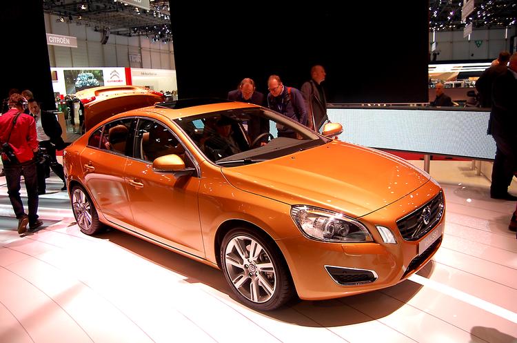 COUPESTIL. Volvo S60 er lang og lav, men alligevel ganske rummelig. 