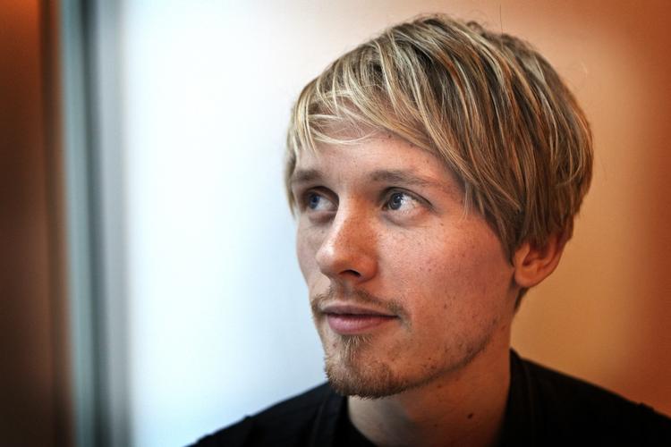 Daniel. 'X Factor'-deltager Daniel gav den hele armen og lidt til i sidste uge for at blive i showet. Og ifølge afstemningen her på siden skal han kæmpe lige så hårdt i aften. 