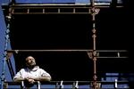 Sikkerhed. Den gamle parole om 'jobfest' frem for 'lønfest' er vækket til live ved overenskomstforhandlingerne i 2010. 3F og andre forbund er gået med til relativt små lønstigninger - til gengæld for bl.a. nye værn mod social dumping. Foto: Peter Hove Olesen 