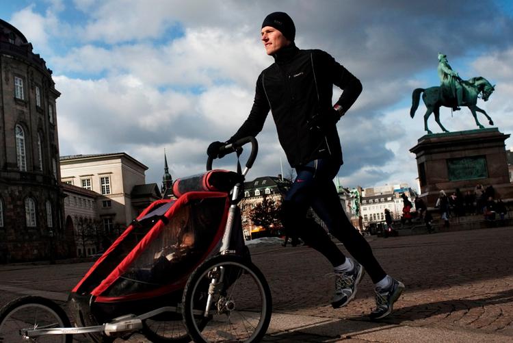 MÅL! Om et halvt år skulle Jakob gerne komme i mål her på Christiansborg Slotsplads. Men nok uden babyjoggeren. 