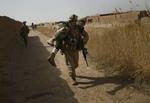 Krig. En amerikansk soldat bærer en afghansk kammerat væk , efter at han er blevet såret under de hårde kampe om byen Marjah i februar. 
