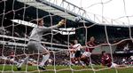 bundbrag. Bolton løsnede lidt af presset i bunden af ligaen med en 2-1-sejr på udebane mod West Ham. Her scorer Jack Wilshere for Bolton. 