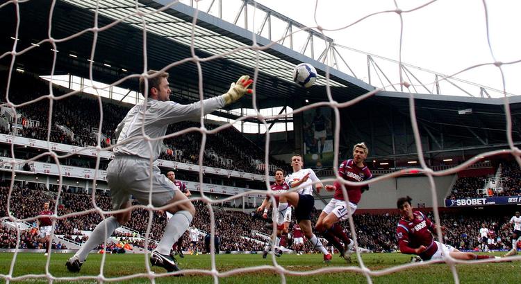 bundbrag. Bolton løsnede lidt af presset i bunden af ligaen med en 2-1-sejr på udebane mod West Ham. Her scorer Jack Wilshere for Bolton. 