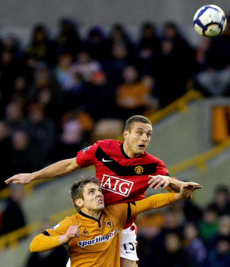 gnister. Manchester Uniteds Nemanja Vidic og Kevin Doyle fra Wolves tog sig nogle gevaldige kampe i kampen. 